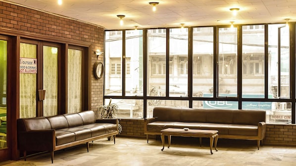 Lobby sitting area - Hotel Jabees (Karachi)