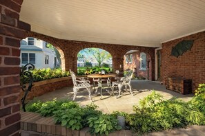Outdoor dining - Spacious 9-bedroom Estate in OCNJ with Linens, Towels, Tags & Parking included (Ocean City)