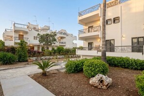 A residential building with multiple balconies, a paved pathway, and landscaped gardens. - MareVista Garden - Private Garde and Parking (Bari)