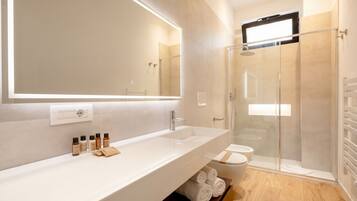 Doccia, bidet, asciugamani, shampoo
