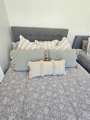 1 soverom og strykejern/-brett