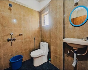 A bathroom with a toilet, shower, and sink. - Casa De Johria (Calangute)