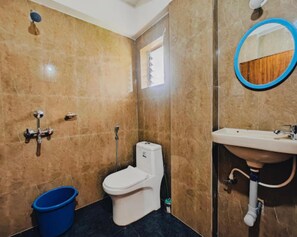 Deluxe Room | Bathroom | Shower, free toiletries, towels, soap - Casa De Johria (Calangute)
