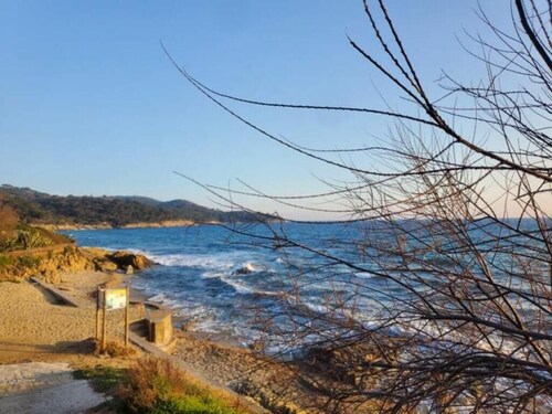 Charmant appartement avec  jardin. Parking, piscine, tennis, plage à 7mn à pied