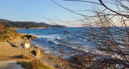 Charming apartment with garden. Parking, swimming pool, tennis court, beach 7 minutes away on foot