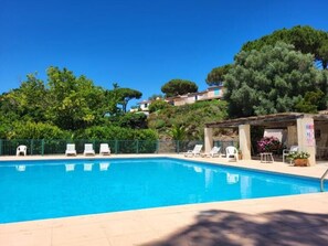 Pool - Charming apartment with garden. Parking, swimming pool, tennis court, beach 7 minutes away on foot (La Croix-Valmer)
