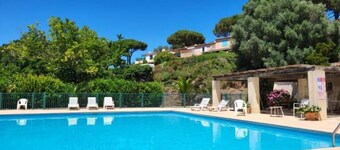 Charming apartment with garden. Parking, swimming pool, tennis court, beach 7 minutes away on foot