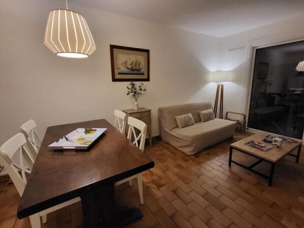 Interior - Charming apartment with garden. Parking, swimming pool, tennis court, beach 7 minutes away on foot (La Croix-Valmer)