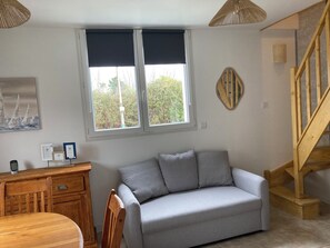 Fernseher, Bücher, Stereoanlage