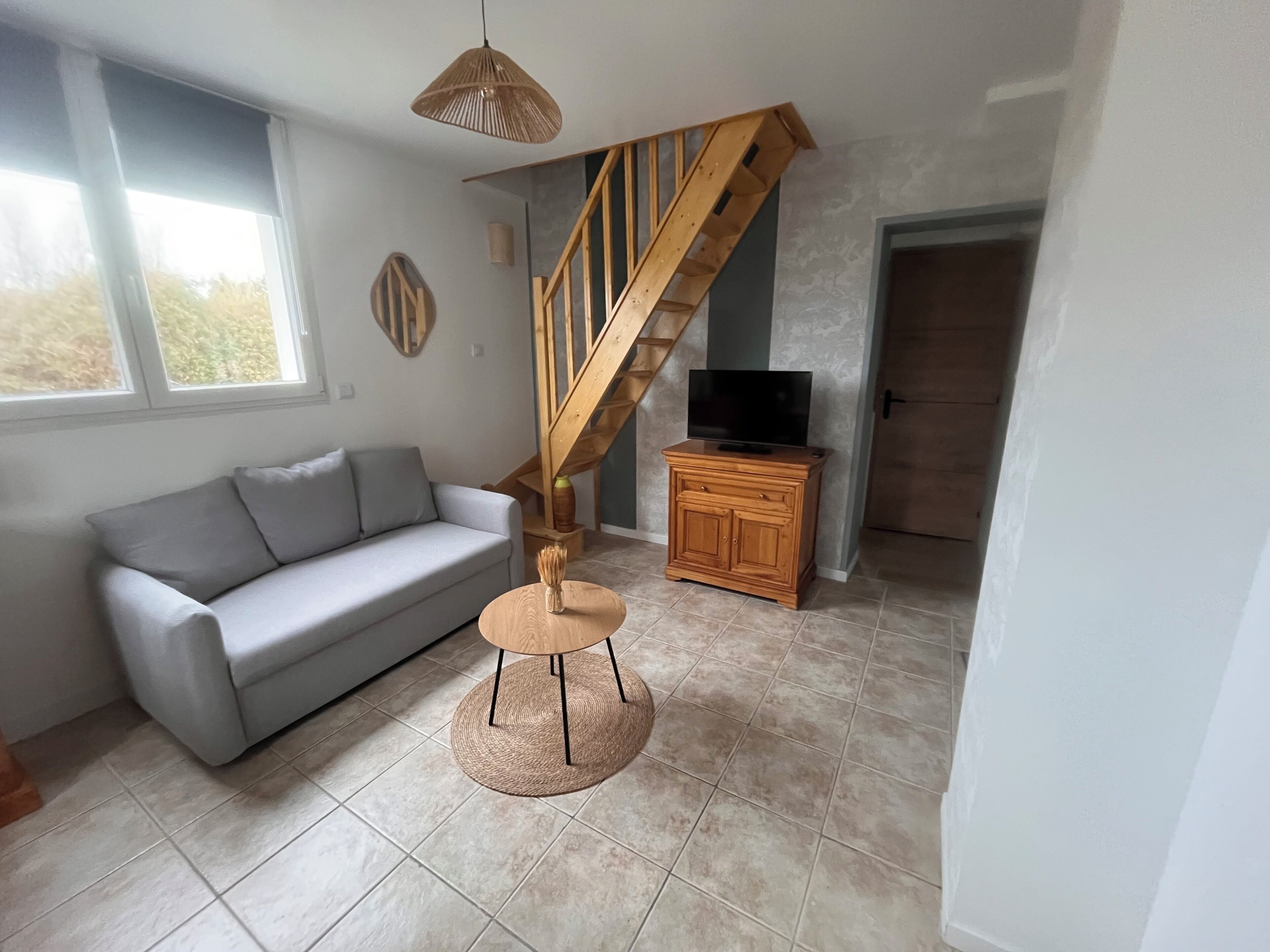 TV, bøker og stereoanlegg