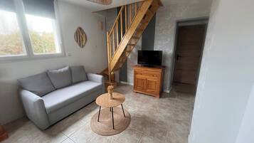 TV, bøker og stereoanlegg