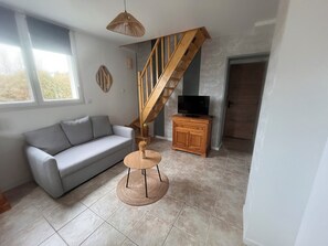 TV, bøker og stereoanlegg