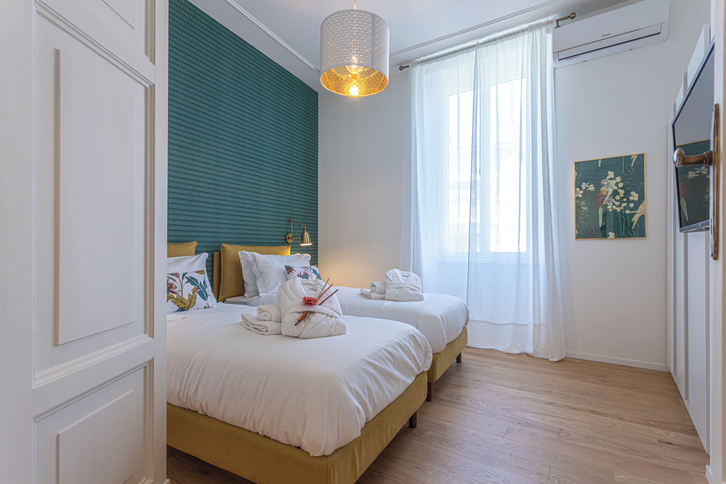 2 bedrooms, iron/ironing board, internet, bed sheets