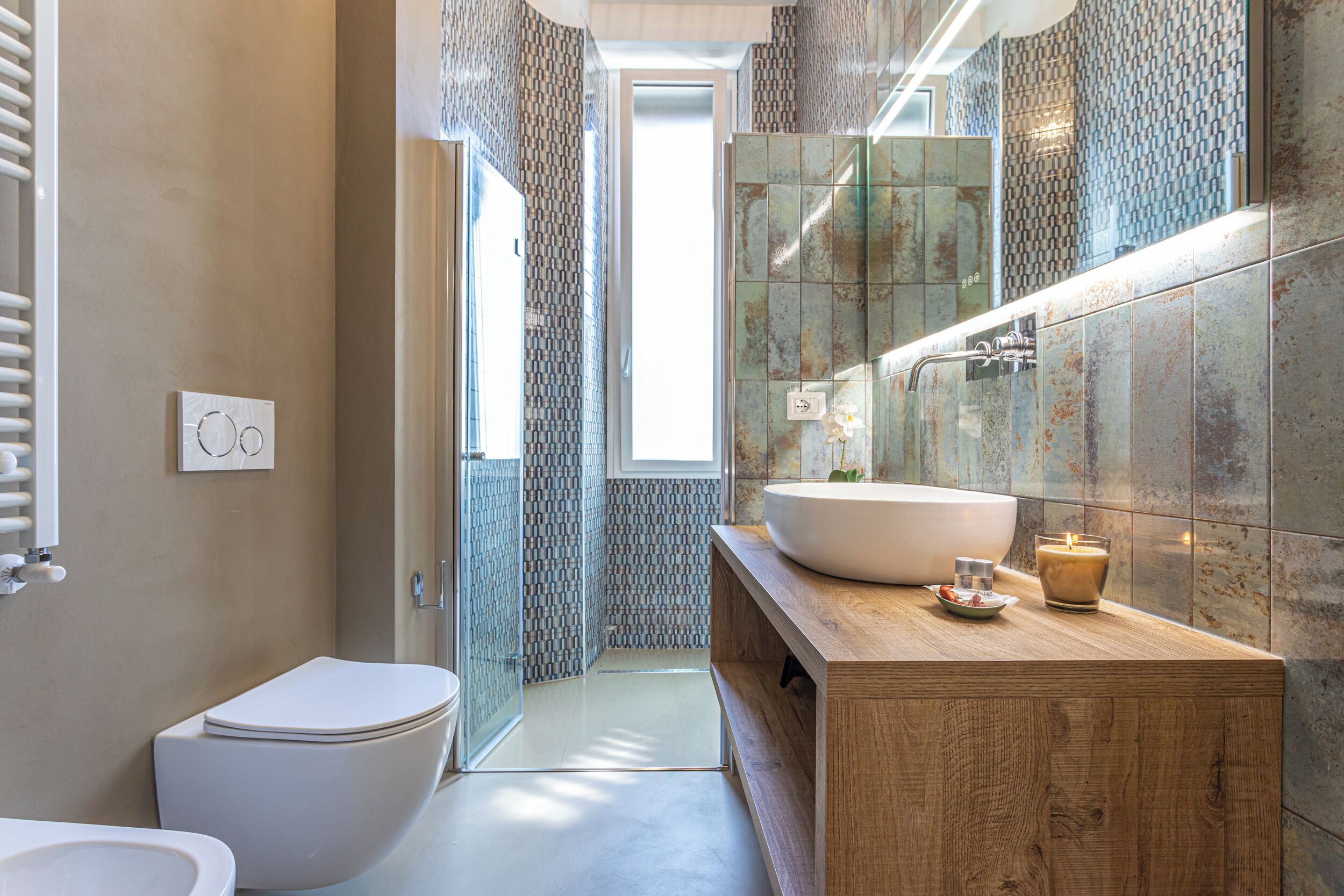 Douche, baignoire à jets, sèche-cheveux, bidet