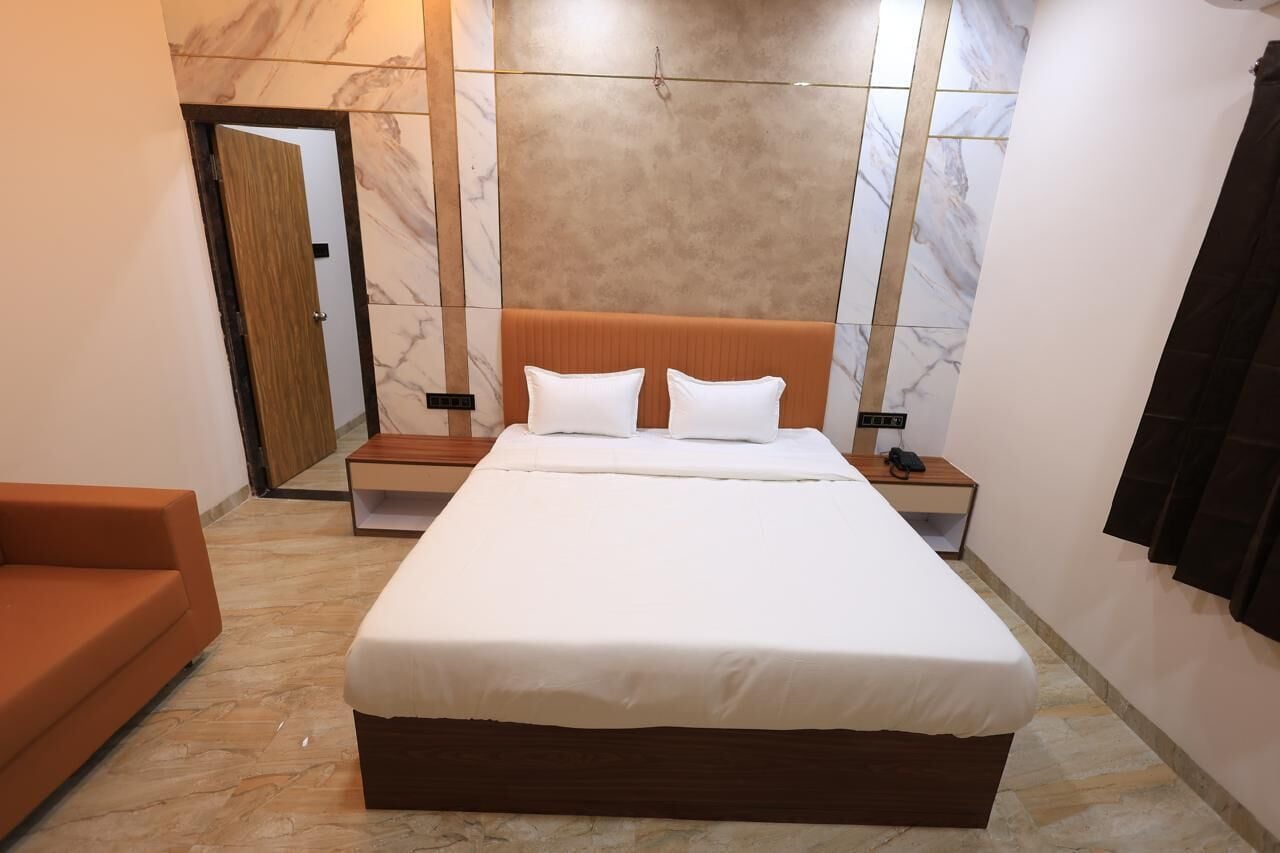 Deluxe Double Room, 1 King Bed, City View | Desk, free WiFi