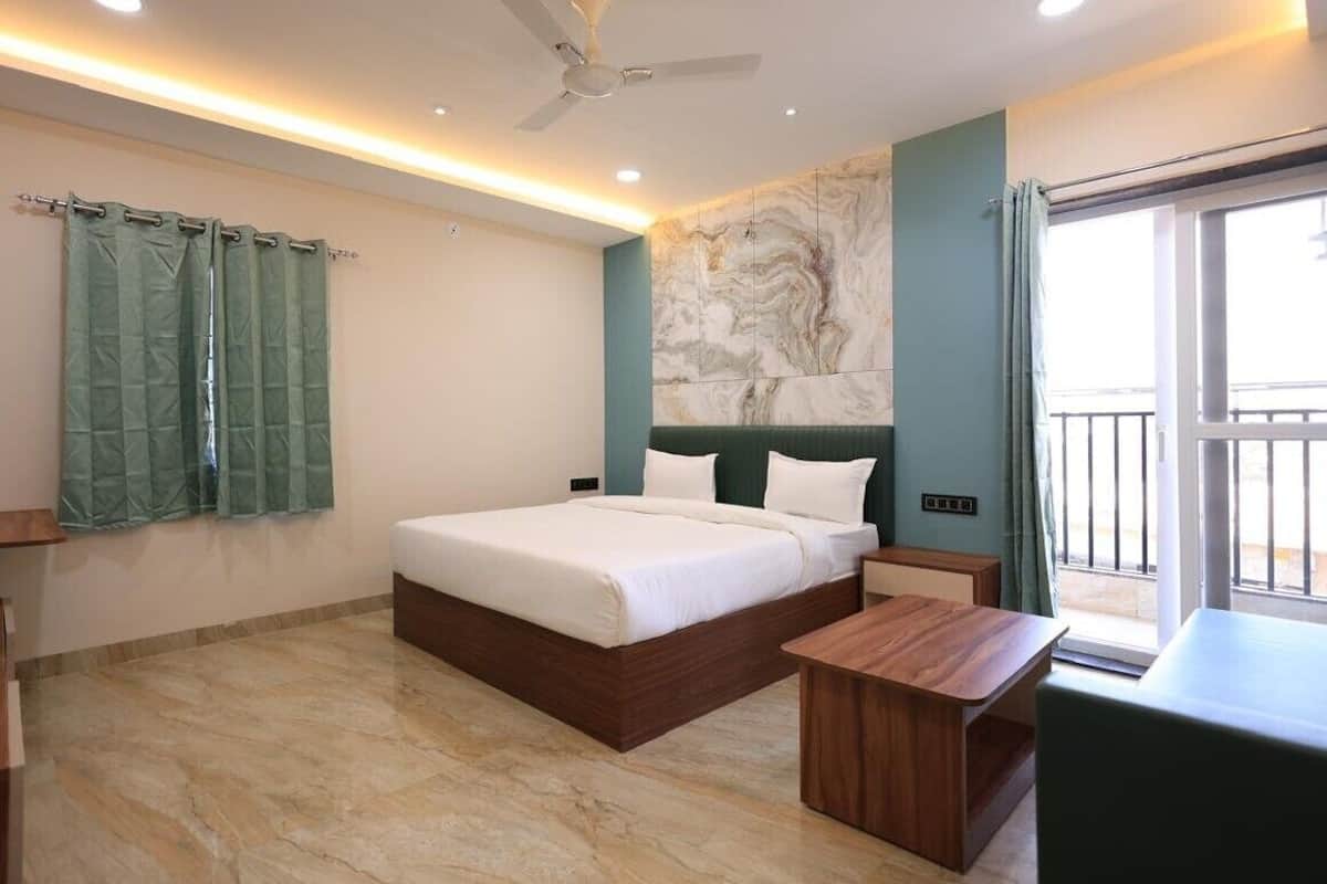 Superior Single Room, 1 King Bed, Balcony, City View | Desk, free WiFi