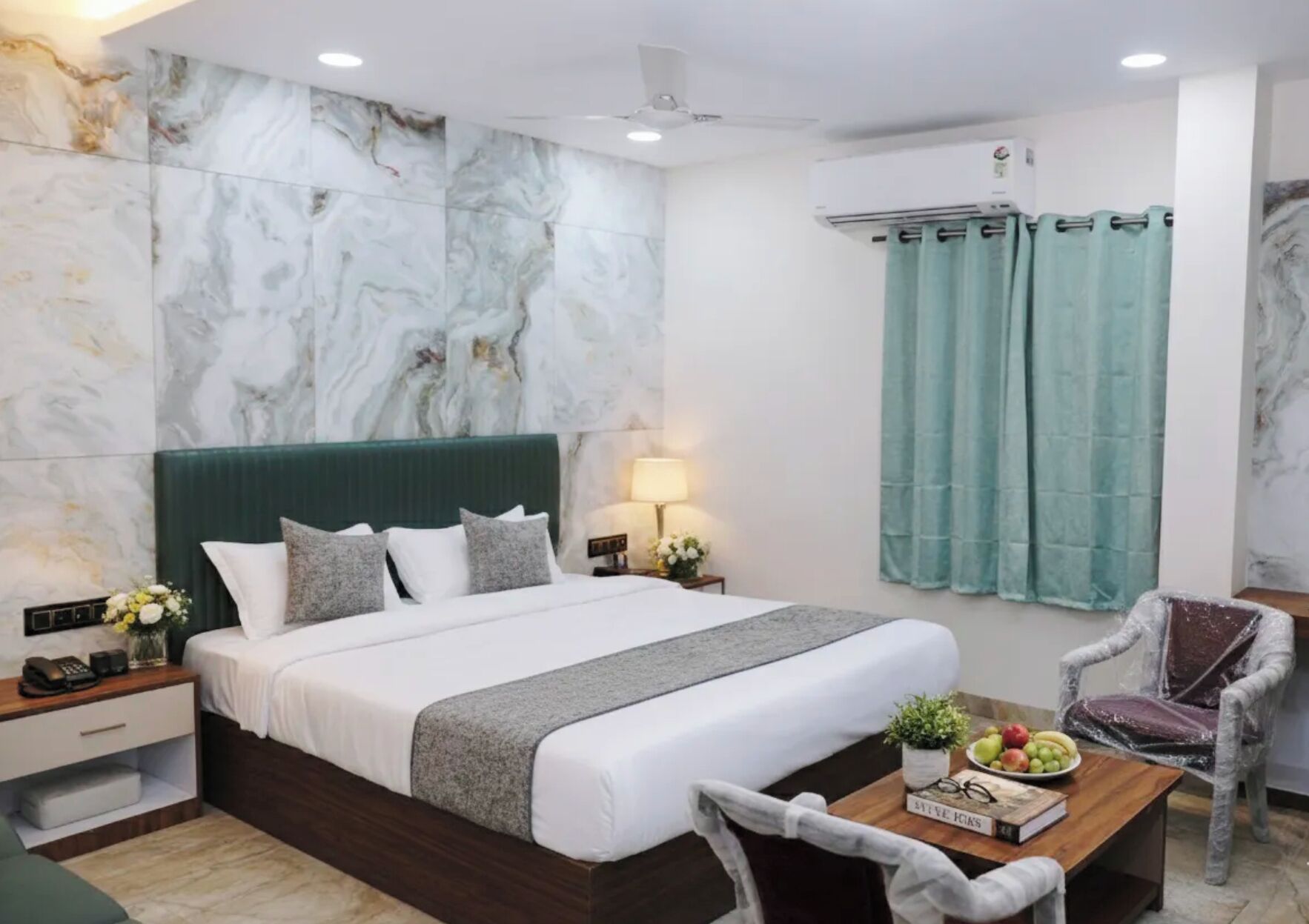 Escritorio, wifi gratis y ropa de cama 