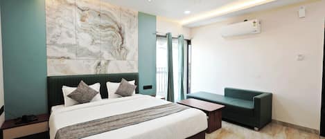 Habitació individual superior, 1 llit de matrimoni gran, balcó, vistes a la ciutat | Escriptori, wifi gratuïta i roba de llit