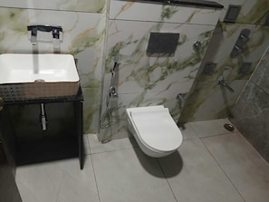 Shower, free toiletries, towels, soap - HOTEL PRAKASH BLOCK-1 (Saharanpur)