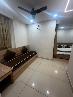 Free WiFi, bed sheets - HOTEL PRAKASH BLOCK-1 (Saharanpur)