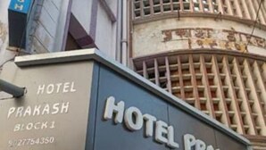 Een hotelschild met de naam 'HOTEL PRAKASH' en 'BLOCK 1'.