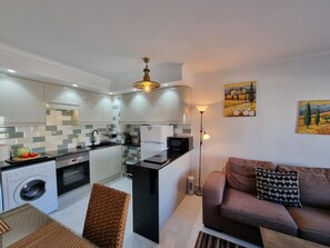 Fridge, microwave, oven, coffee/tea maker - Bright 2-bedroom apartment near Riells beach (L'Escala)