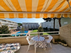 Outdoor dining - Bright 2-bedroom apartment near Riells beach (L'Escala)