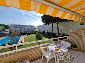 Outdoor dining - Bright 2-bedroom apartment near Riells beach (L'Escala)