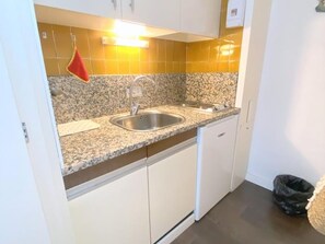 Fridge, microwave, coffee/tea maker - Cozy studio in Roses with air conditioning and terrace (Roses)