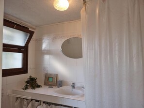 Bathroom - Welcoming house in L'Escala, 1500m from the beach, perfect for families (L'Escala)