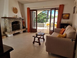 TV - Welcoming house in L'Escala, 1500m from the beach, perfect for families (L'Escala)