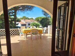Outdoor dining - Welcoming house in L'Escala, 1500m from the beach, perfect for families (L'Escala)