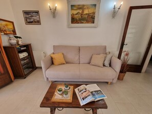 TV - Welcoming house in L'Escala, 1500m from the beach, perfect for families (L'Escala)
