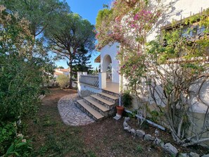 Property grounds - Welcoming house in L'Escala, 1500m from the beach, perfect for families (L'Escala)