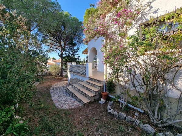 A stone staircase leading to a white building with a covered porch. - Welcoming house in L'Escala, 1500m from the beach, perfect for families (L'Escala)