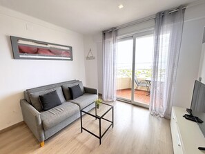 TV - Renovated beachfront apartment with AC and balcony in Roses (Roses)