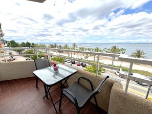 Outdoor dining - Renovated beachfront apartment with AC and balcony in Roses (Roses)