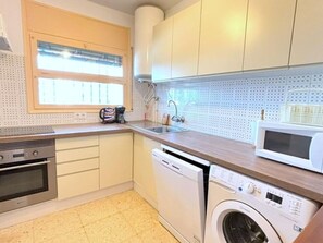 Jääkaappi, mikroaaltouuni, kahvin-/teenkeitin