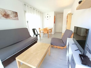 TV - Cozy Studio in Historic Roses, 50m from Beach, Wi-Fi, A/C, Terrace, Ideal for 3 Guests (Roses)