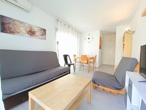 TV - Cozy Studio in Historic Roses, 50m from Beach, Wi-Fi, A/C, Terrace, Ideal for 3 Guests (Roses)