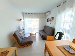 TV - Cozy Studio in Historic Roses, 50m from Beach, Wi-Fi, A/C, Terrace, Ideal for 3 Guests (Roses)