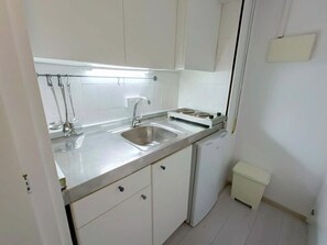 Fridge, microwave, coffee/tea maker - Cozy Studio in Historic Roses, 50m from Beach, Wi-Fi, A/C, Terrace, Ideal for 3 Guests (Roses)