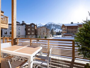 Outdoor dining - Elegant Duplex in Val d'Isère - 3 Bedrooms, Parking, Near Center (Val-d'Isère)