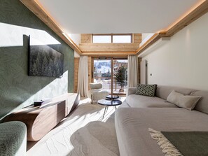 TV - Elegant Duplex in Val d'Isère - 3 Bedrooms, Parking, Near Center (Val-d'Isère)