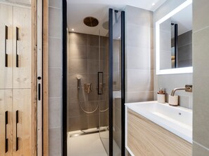 Towels - Elegant Duplex in Val d'Isère - 3 Bedrooms, Parking, Near Center (Val-d'Isère)