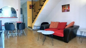 Living area - Charming House in Roses: Private Terrace, Pool, A/C, Parking, Sleeps 4 (Roses)