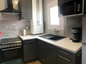 Fridge, microwave, oven, coffee/tea maker