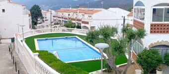 Charming House in Roses: Private Terrace, Pool, A/C, Parking, Sleeps 4