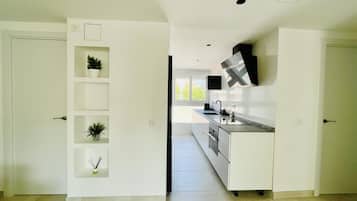 Frigorífico, microondas, horno y lavavajillas