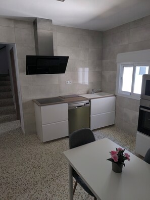 Coffee/tea maker, fridge, microwave, oven - Casacasini 1A Charming 1-bedroom house with AC ,Balcony & Terrace in Málaga (Málaga)
